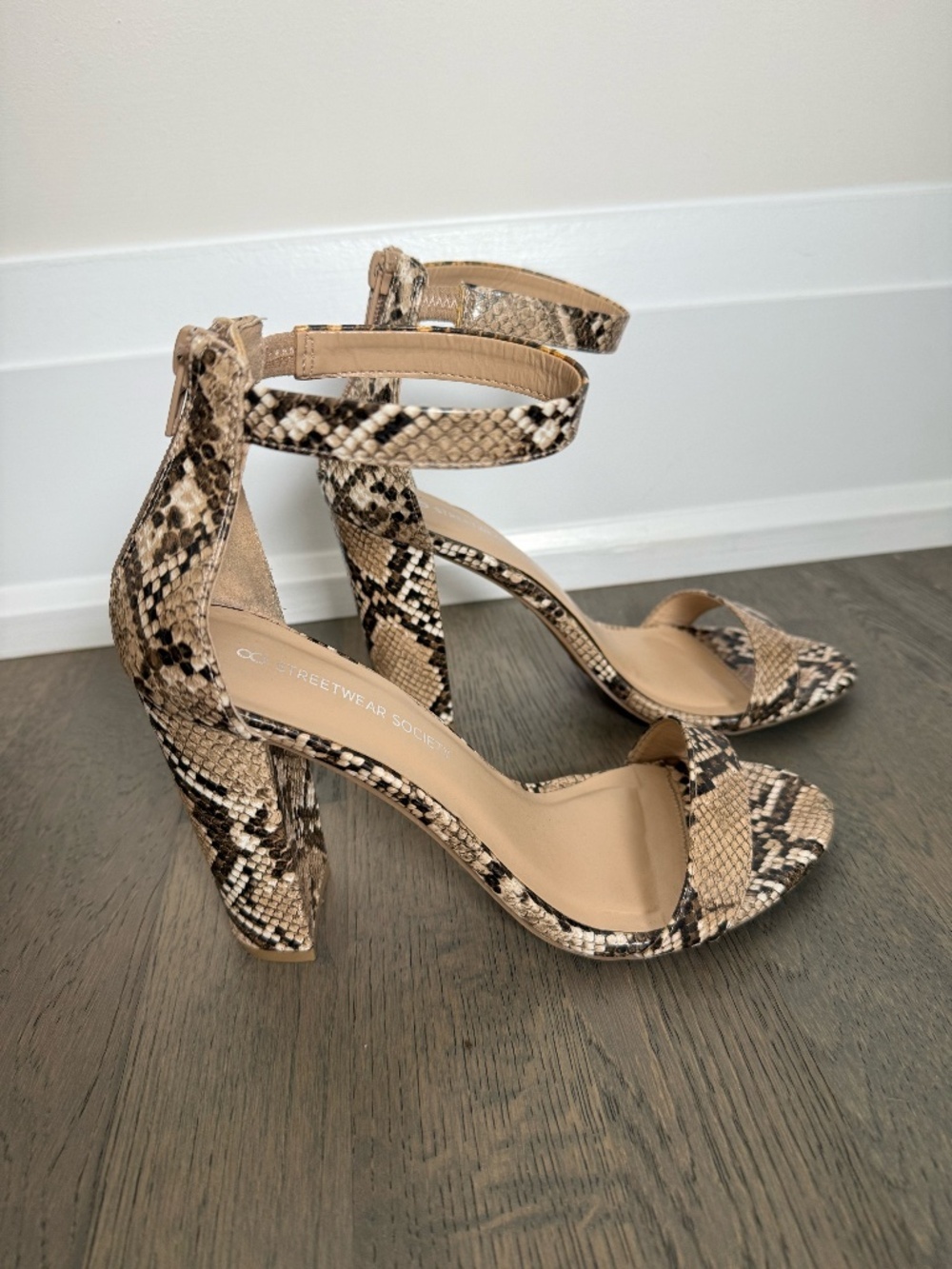 Like new Snakeskin Print Zip-Up Heels Size 8 Ankle Strap 4” Heel